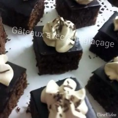 Petits gâteaux au glaçage de chocolat
