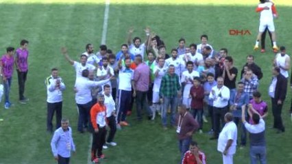 Télécharger la video: Tarsus İdmanyurdu Futbolcusu Mac Sonrasi Stadyumda Evlilik Teklif Etti