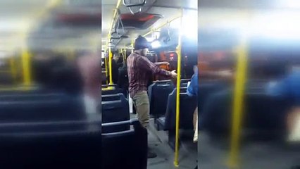 Halk otobüsünde çılgın dans