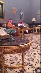 الملك سلمان يزور الأمير مقرن في منزله