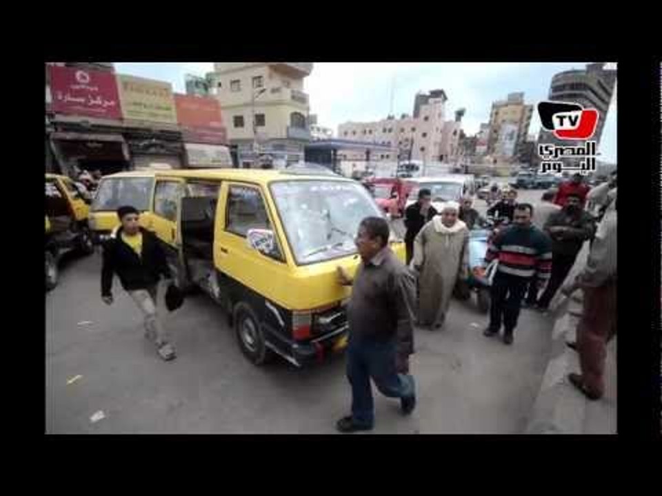 سائقو الميكروباص يقطعون الطريق احتجاجا على «الس...