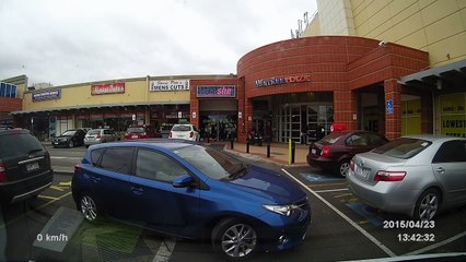 Elle se gare sur le parking d'un centre commercial