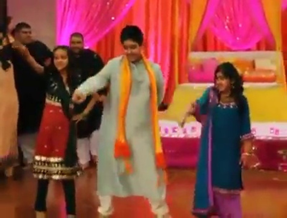 Chammak Challo Mehndi dance Awesome dance performance