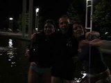 Bagno in una fontana alle 5 del mattino a Torino