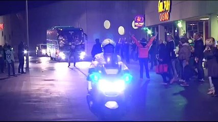 Aankomst spelersbus bij Euroborg - RTV Noord