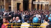 Estudiantes derrotan,hacen correr a los antidsutrbios y toman la plaza Bolonia(Italia)