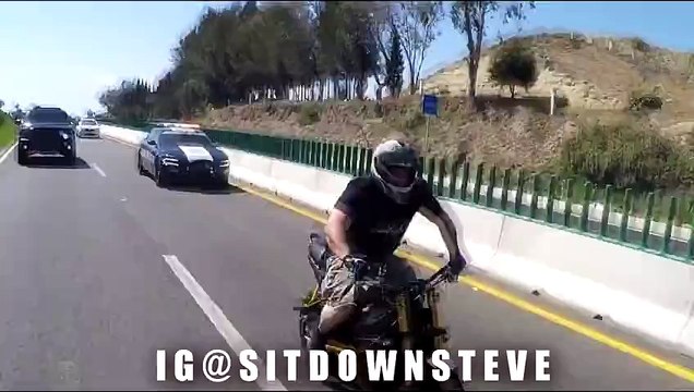 Ce Motard se moque des Policier en faisant un Délit de Fuite