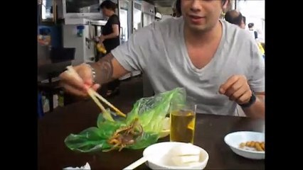 Eating live baby octopus (산낙지, sannakji) in Noryangjin, Seoul.