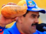 Maduro recibe esta petición escrita en una lechosa