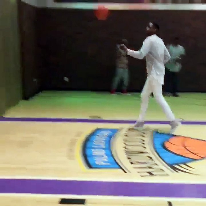 Hoy a la mañana Quincy Miller jugando basketball con Chris