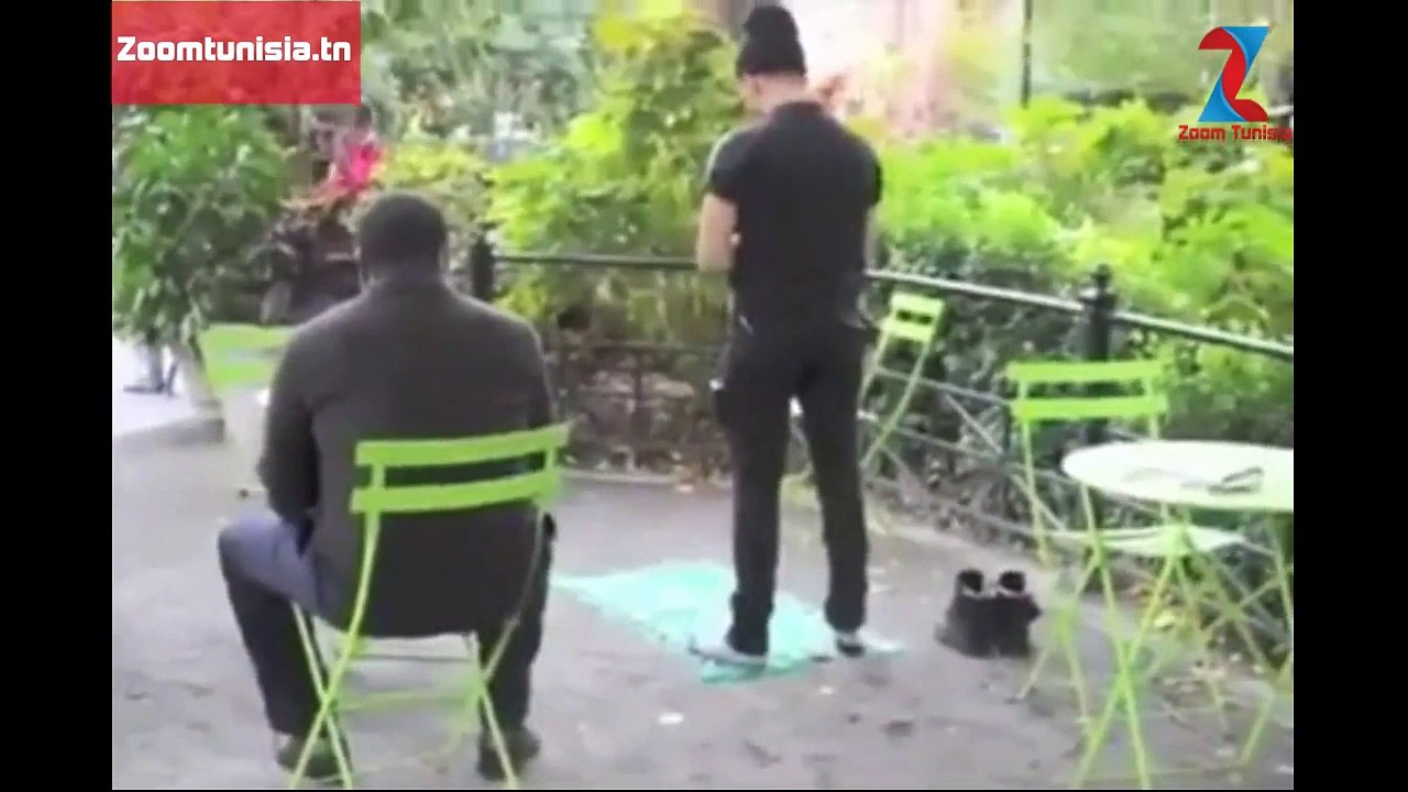 شاهد ردة فعل الأمريكان عندما شاهدوا شاب مسلم يصلي في الأماكن العامة .. مؤثر (مترجم للعربية )