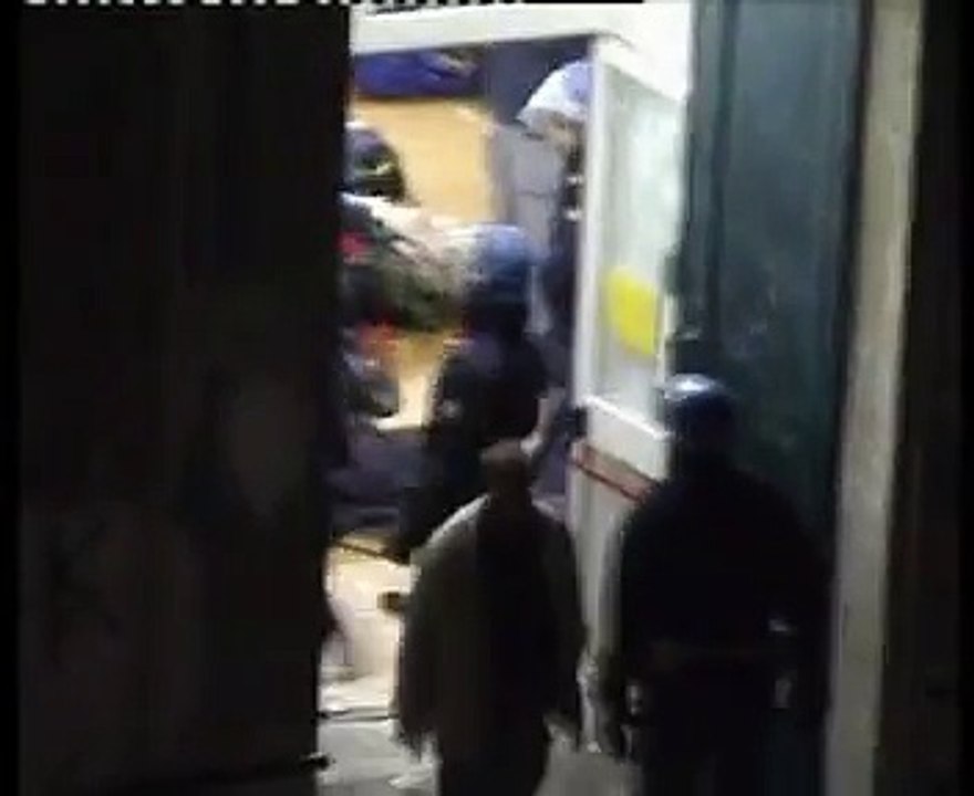 G8 Genova scuola Diaz scene del blitz - G8 Genoa Diaz school