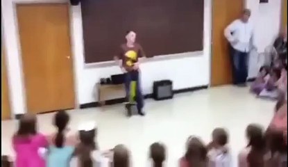 Un gamin fait une démo de Pogo Stick en classe : FAIL!