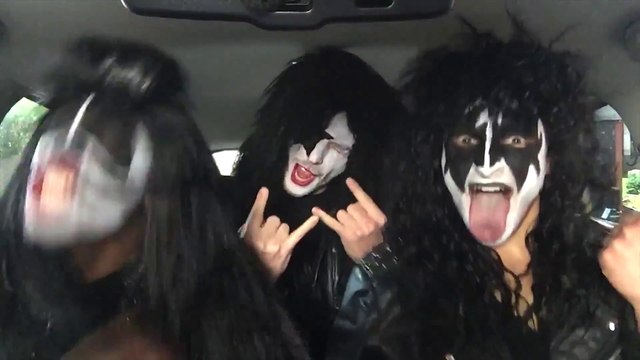 Mashup de Tubes Pop déguisés dans une voiture version Homme!