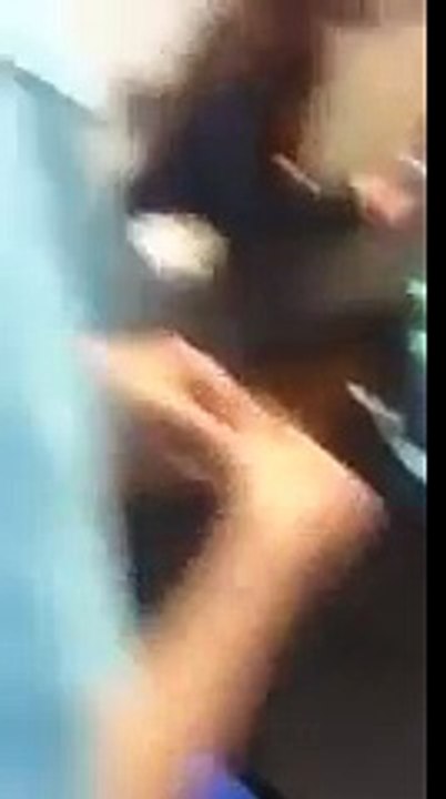 Un professeur se bat avec une de ses élèves