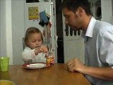 Un Papa Fait une Blague à sa Fille.