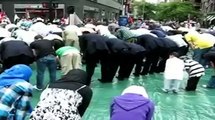 CHOC! Prières musulmanes dans les lieux publics à travers le monde.