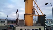 Una de las grúas móviles (LIEBHERR LHM 500) más potentes del Puerto de Coruña desplazándose