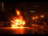 متظاهرون يحرقون سيارة أمن مركزي