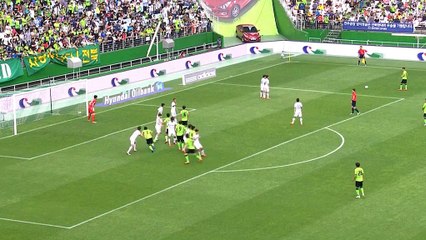 Piękny strzał Leonardo z rzutu wolnego