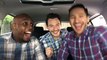 Trois hommes dans une voiture chantent et dansent sur des chansons connues