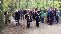 Nabestaanden herdenken doden in massagraf Appelbergen - RTV Noord