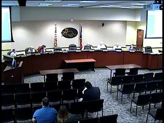 Ce conseiller politique oublie d'éteindre son micro en allant aux WC