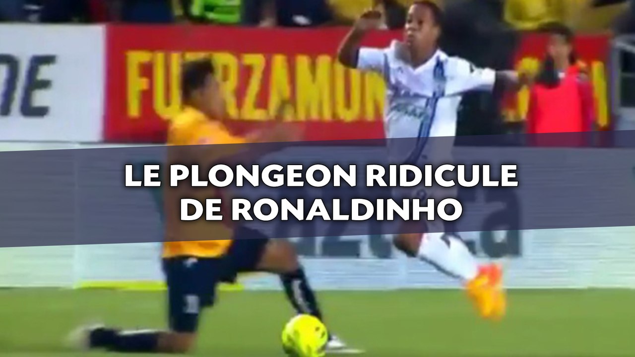 Ronaldinho nous offre le plongeon le plus ridic...