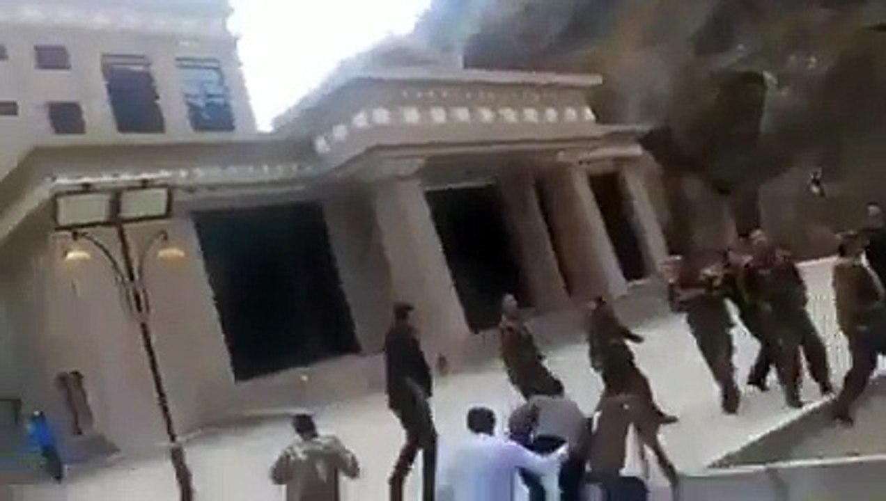 Footage from Tibet of the moment earthquake struck Nepal VIDEO BY TAYYAB