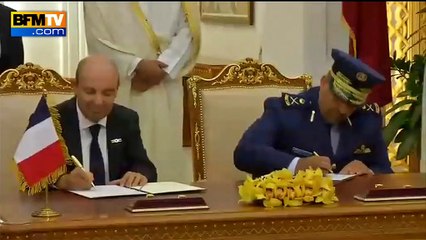 Hollande tout sourire lors de la signature de la vente de 24 Rafale au Qatar