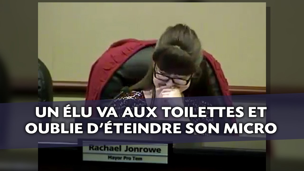 Un élu va aux toilettes et oublie d’éteindre son micro