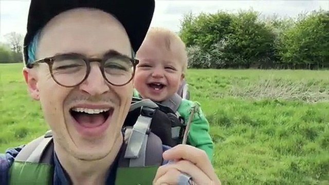 Bébé mort de rire en voyant sa première fleur