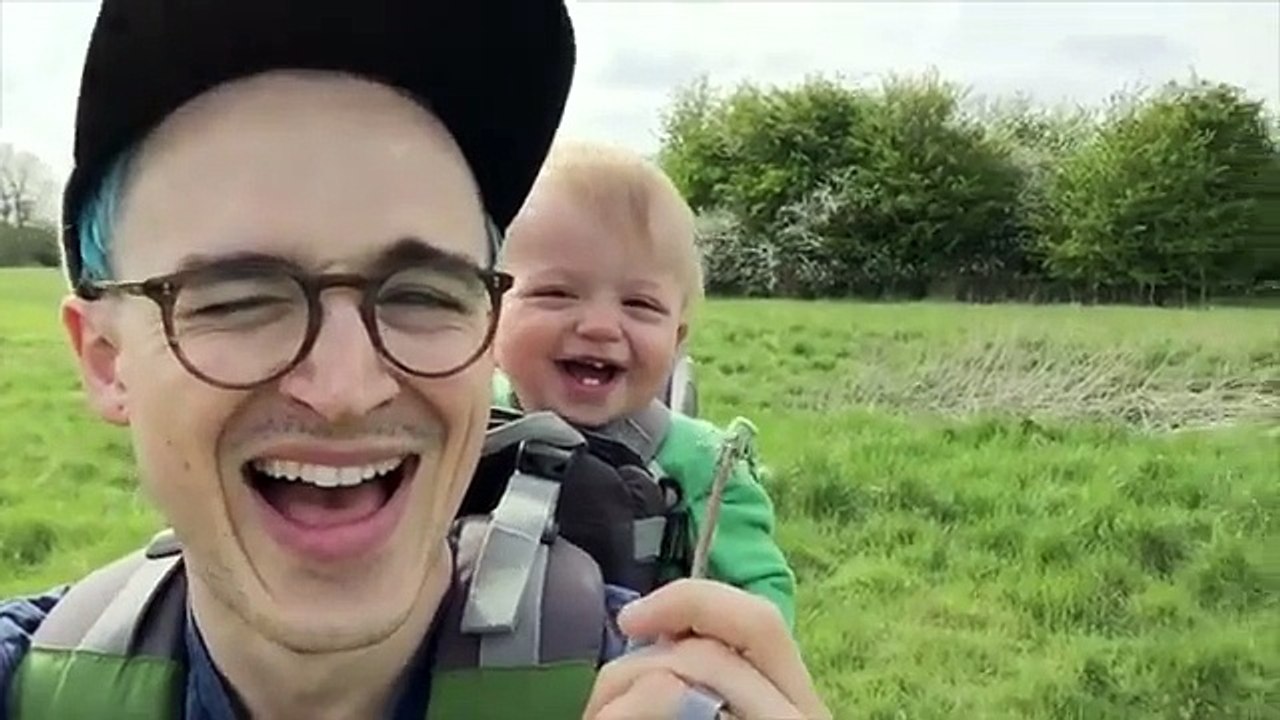 Sourire d'un bébé lorsque son père souffle sur un pissenlit