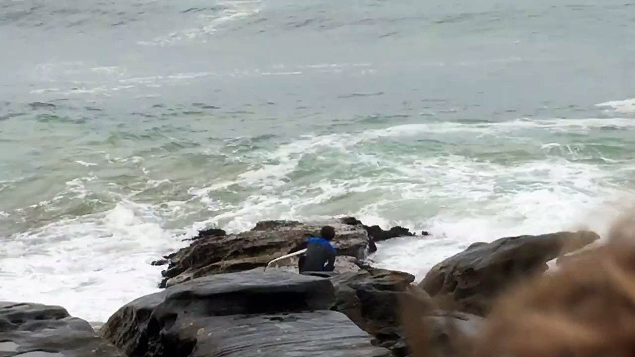 Mise à l'eau difficile : un surfeur violemment plaqué contre les rochers en Australie