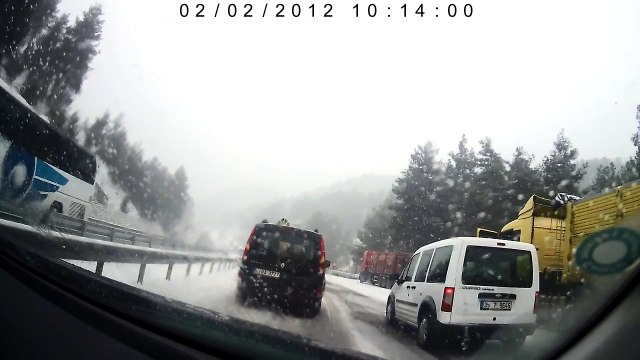 Kış lastiği gerekli mi? İzleyin 2 çekerde işe yarıyor mu görün.