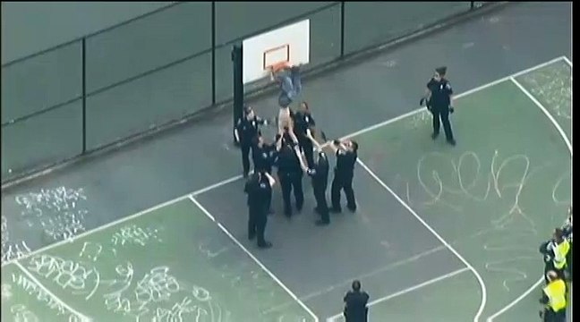 Etats-Unis : la police arrête un homme armé d'un marteau et accroché à un panier de basket