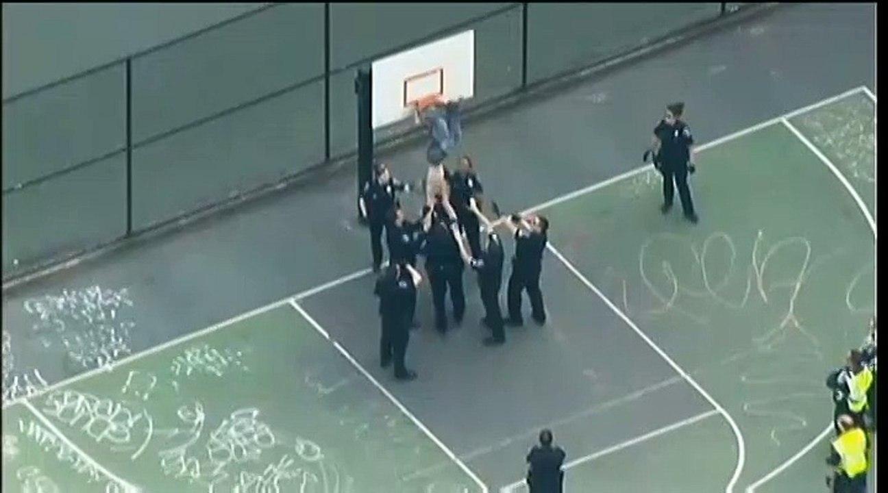 Etats-Unis : la police arrête un homme armé d'un marteau et accroché à un panier de basket