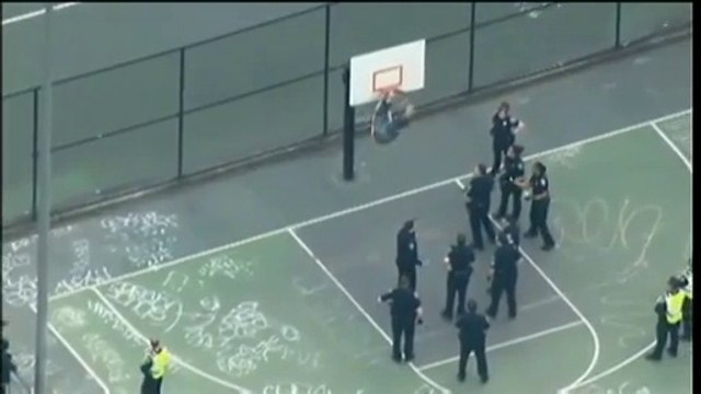 Muni d’un marteau, il reste accroché à un panier de basket