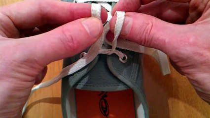 Lacer ses chaussures en 1 sec : noeud "Ian Knot"