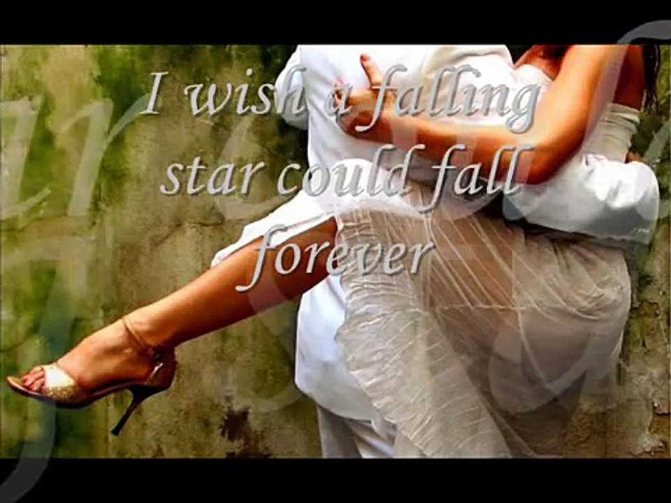 Pink Martini - Let's never stop falling in love + Lyrics