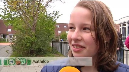 Buren in Eelde onthalen Rusnak met versierd huis - RTV Noord