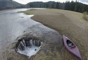 El misterio del lago que se vacía por un agujero sin fondo