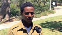 بنيامين نتنياهو يستقبل الجندي الاسرائيلي من أصل أثيوبي و الذي تعرض للضرب من قبل الشرطة