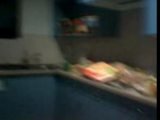 Momo ki rit momo a moitié dans son lit