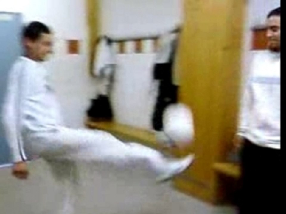 Freestyle de foot au vestiaire