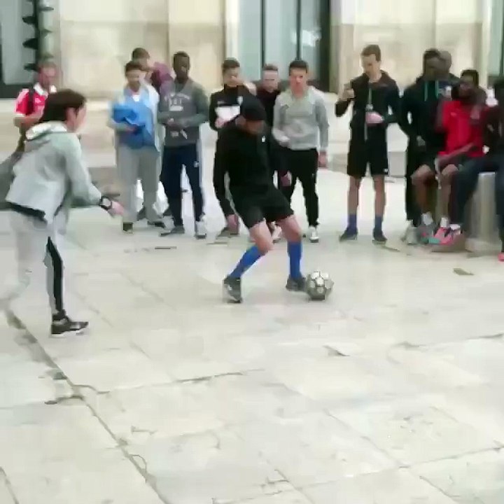 Girl amazed the audience in the world of football