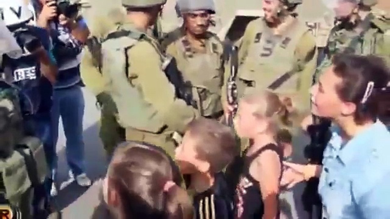 ילדה פלסטינית מקללת חייל צה"ל / Palestinian girls cursing Israeli soldiers
