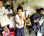 طفل يمني يغني