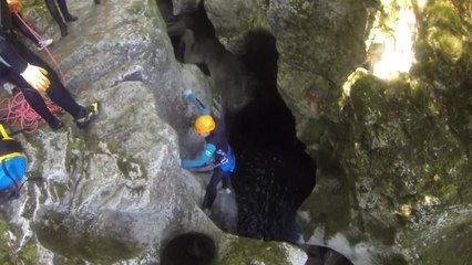 Un homme chute d'un canyon