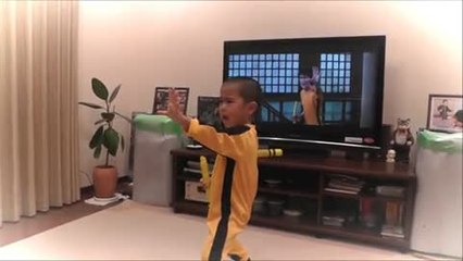 Cet enfant est un mini Bruce Lee